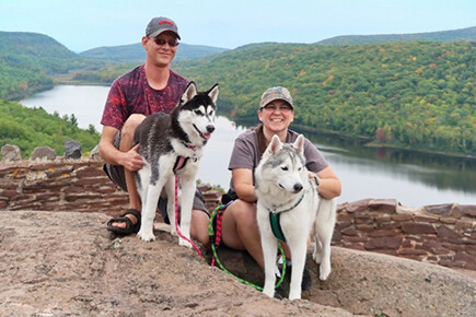 Jess & Jamie Hatch from Snow Dogs Vlogs and their Siberian Huskies 